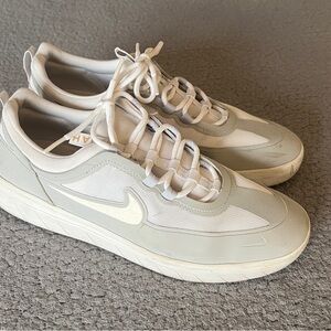 Nikesb Nyjah HustonOff-White and Light Gray Low-Top Sneakers